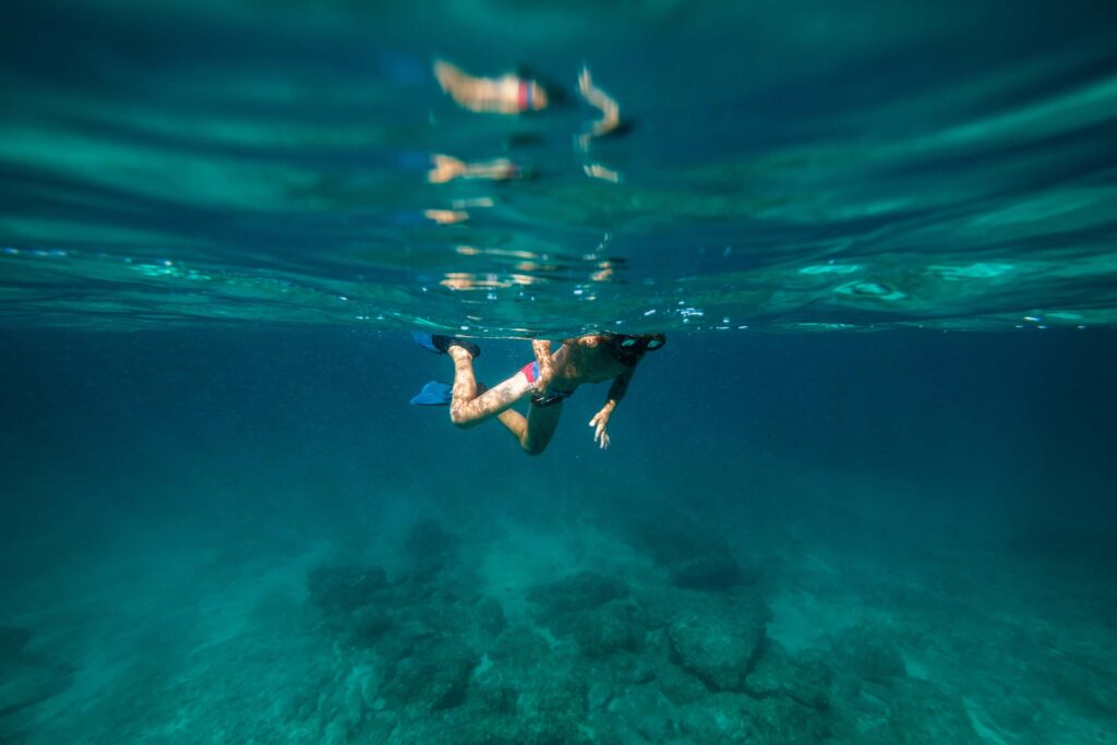 anonymous-teenager-snorkeling-with-mask-and-fins-u-DUM4K6Z.jpeg